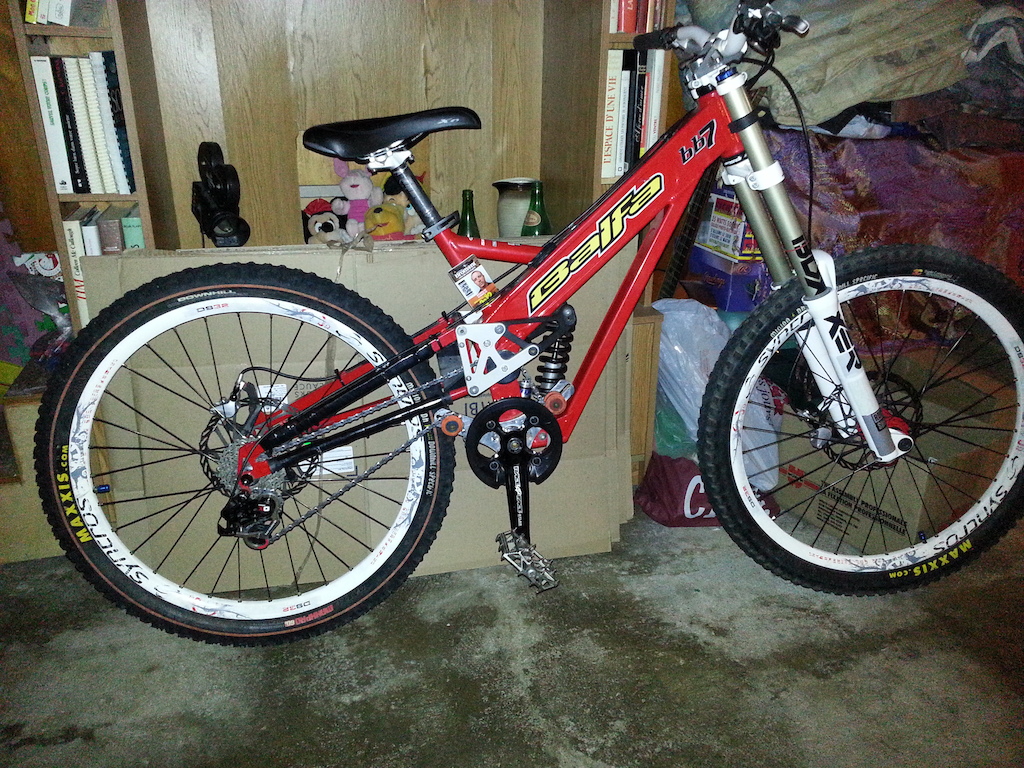 Xo 10 speed , ultegra duraace gear and chain , syncros factory dh pedal , bulk bars and other bombproof things:)