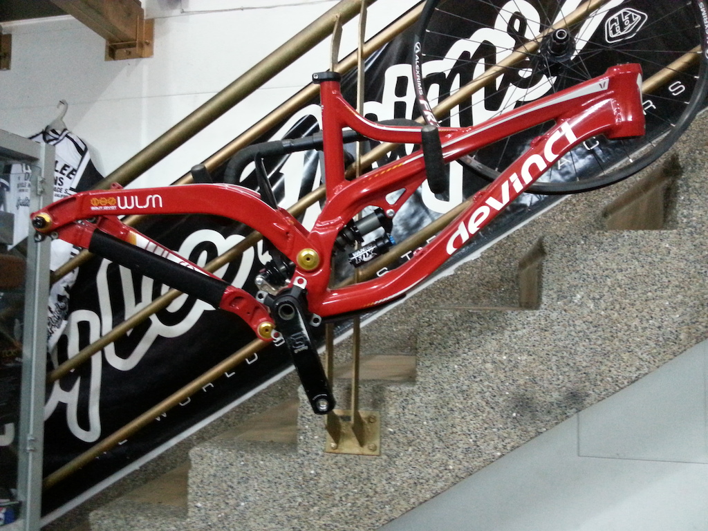 Se vende marco willson 2012 en perfecto estado con garantia de por vida. Incluye embielado FSA y cocas de direccion. Informes en paco1981@gmail.com, o en el 3185880242