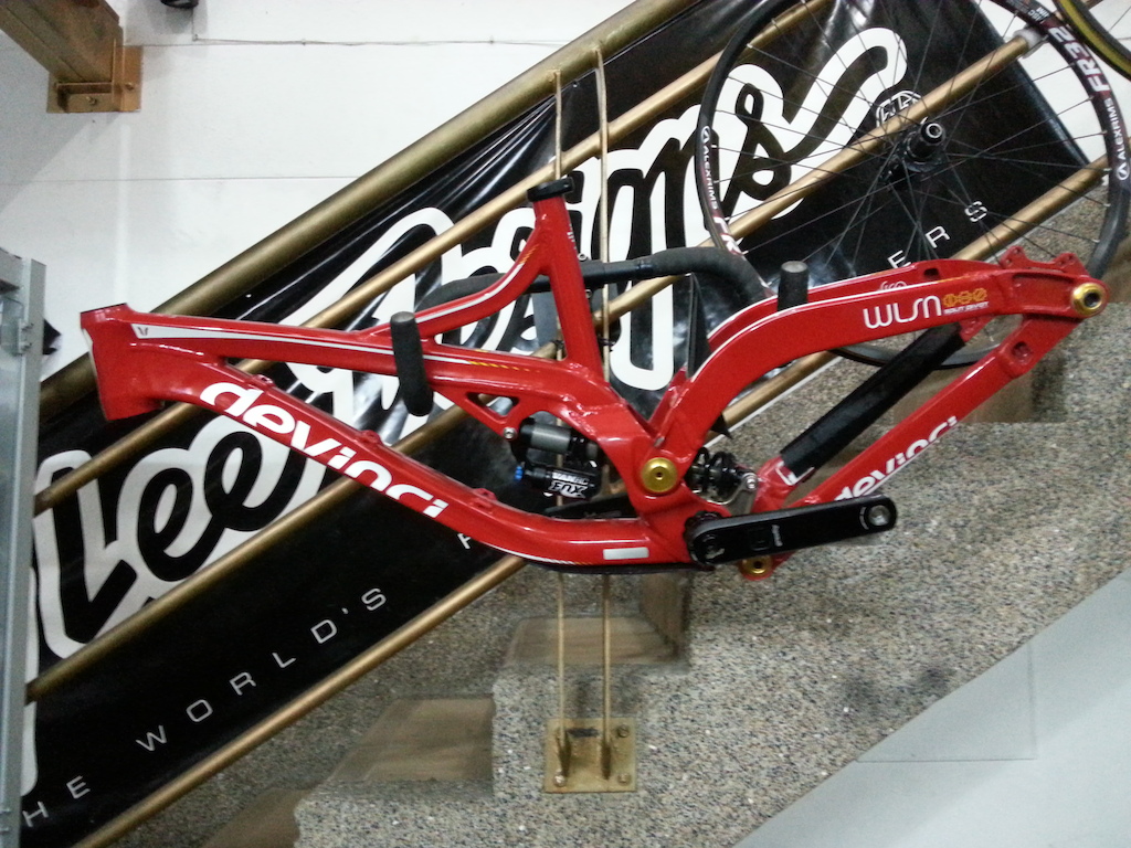 Se vende marco willson 2012 en perfecto estado con garantia de por vida. Incluye embielado FSA y cocas de direccion. Informes en paco1981@gmail.com, o en el 3185880242