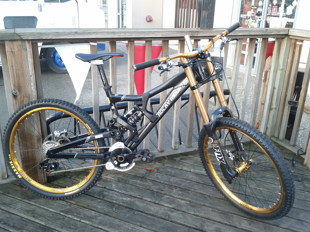Flatline Blackout with Fox 40/RC4 Kashima, Gold parts kit from Azonic, Chromag, E.13, 2013 X.0 Trail WC brakes