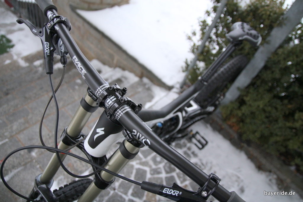 My new Ride. Demo 8 i Carbon custom. Looking forward to get few more Parts. Fork, ti springs and so on. www.bayeri.de Liked uns auf Facebook http://www.facebook.com/Bayeri.de !
Vimeo Channel http://vimeo.com/channels/bayeride
www.wuerdinger.de