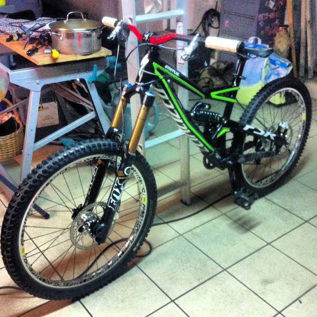 My Specialized Status 1 2012 with :

- Fox 36 180 Van FIT RC2
- Mavic deemaax
- Formula the one
- Answer pro taper 780 dh

Enjoy !