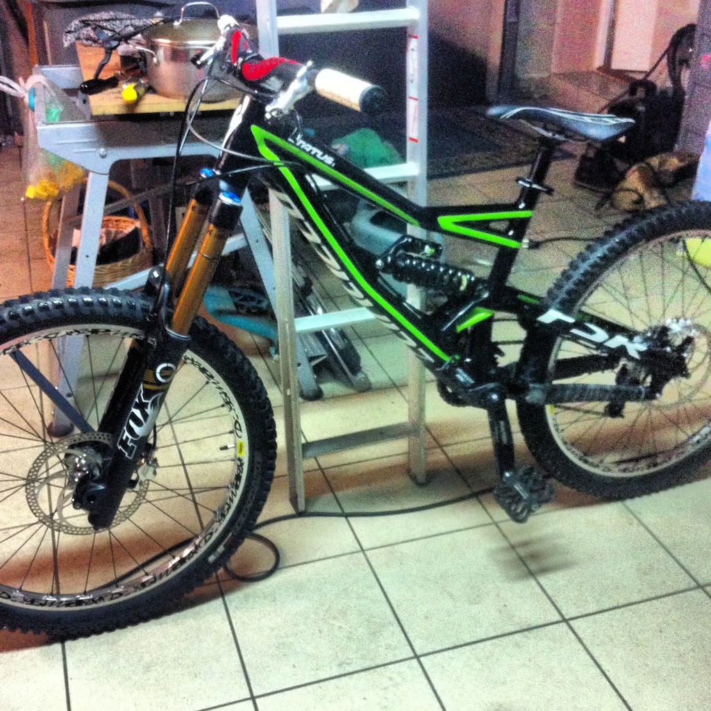 My Specialized Status 1 2012 with :

- Fox 36 180 Van FIT RC2
- Mavic deemaax
- Formula the one
- Answer pro taper 780 dh

Enjoy !