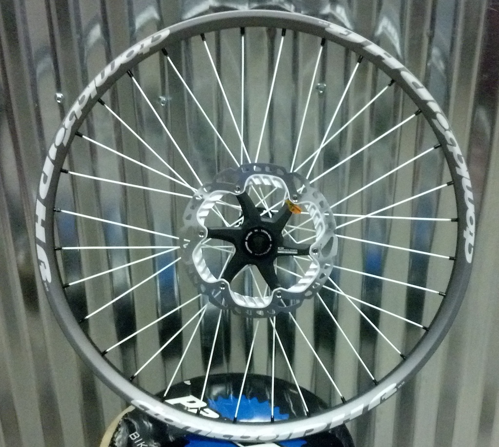 new front wheel build:

shimano zee 20mm hub
shimano saint dh rotor
atomlab dhr rim
atomlab torgue nipples
halo white spokes
