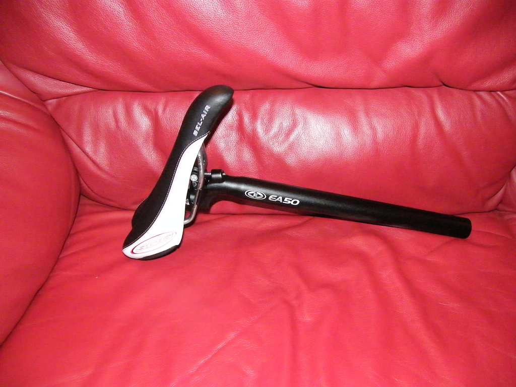 This bike build is going to be a slow one, so going to post pictures of the parts as they arrive.
First up, an SDG Bel Air Cro Mo Saddle with 400mm long 31.6mm Easton EA50 post