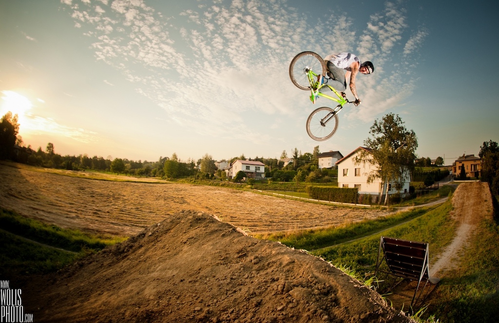 360 during one of the best session this season! Dirt jumping whole day, with best friends in the last days of summer!
