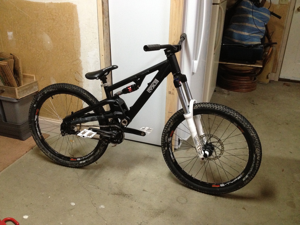 My new mountain cycle battery , rockshox domain 318 , raceface cranks, raceface d2 stem, s type wheel set, schwable table tops, chromag snipe seat Thompson post, nrg hippykiller pedals, yess etr-d tensioner