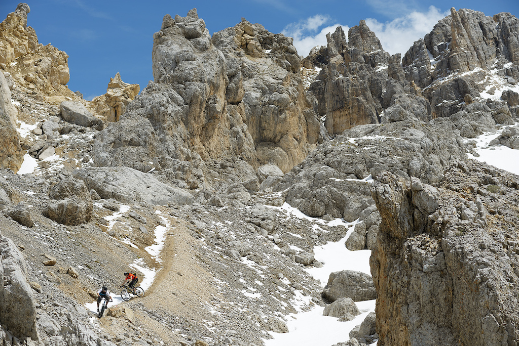 Johannes &amp; Fabi riding an awesome trail in the Dolomites.  It's a pic out of the Latemar movie.