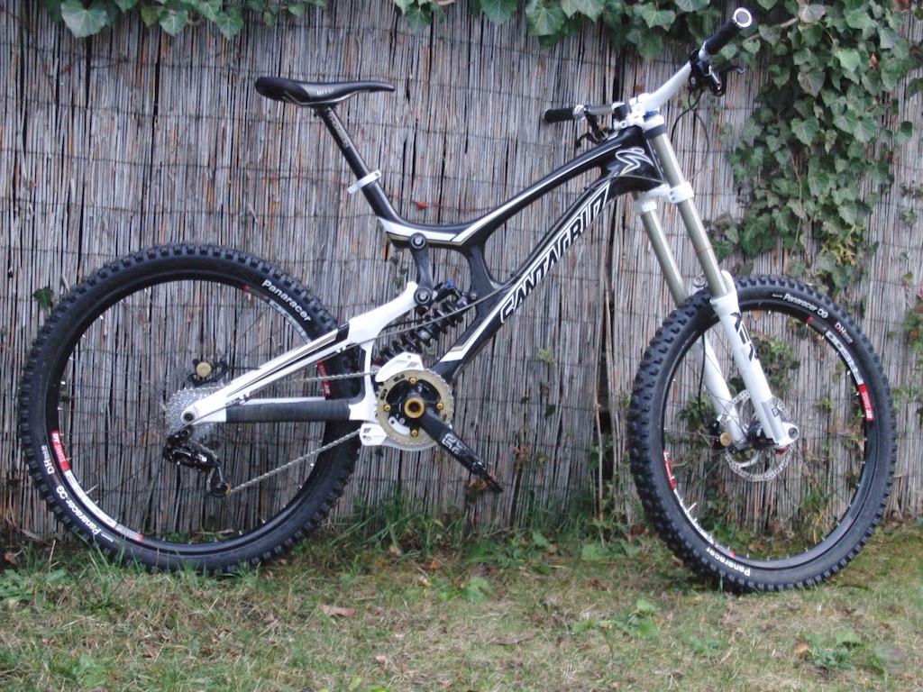 my Santa V10.4
some parts will be updated:
new rearshock: ccdb
new fork: fox40 white
and the best is the golden underlink :-)