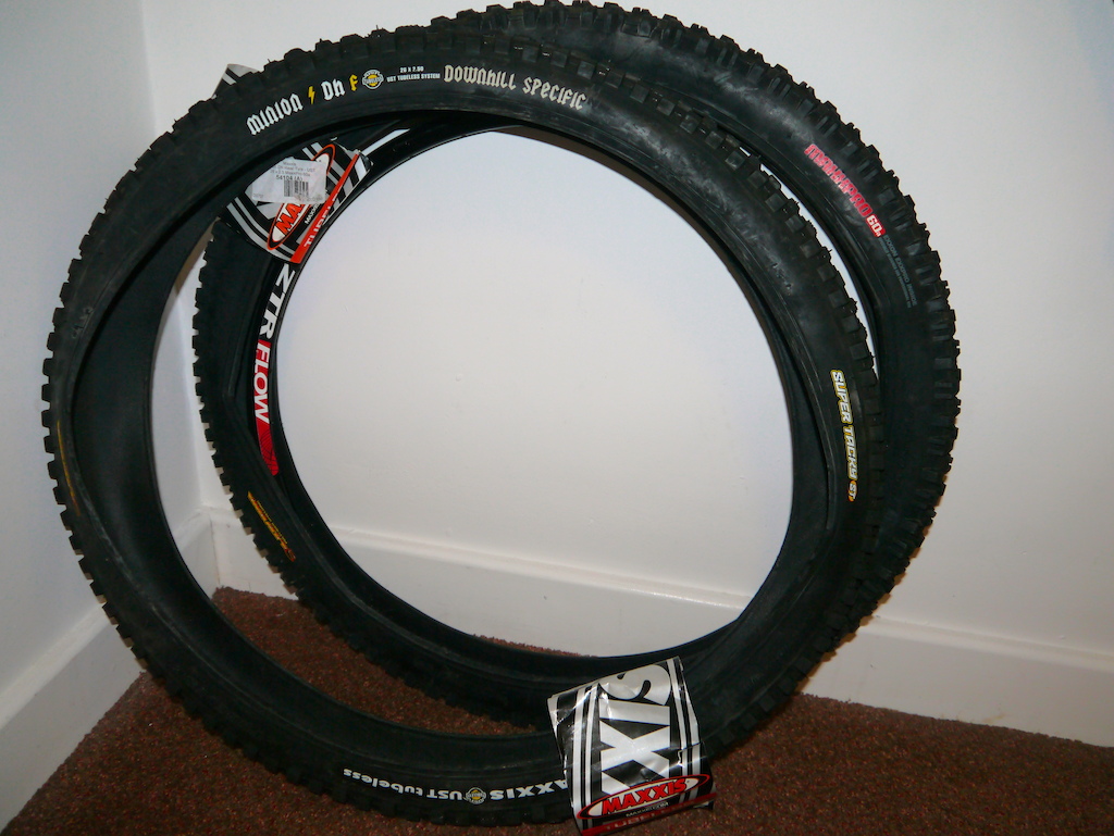 Maxxis UST 2.5 minion tyres
