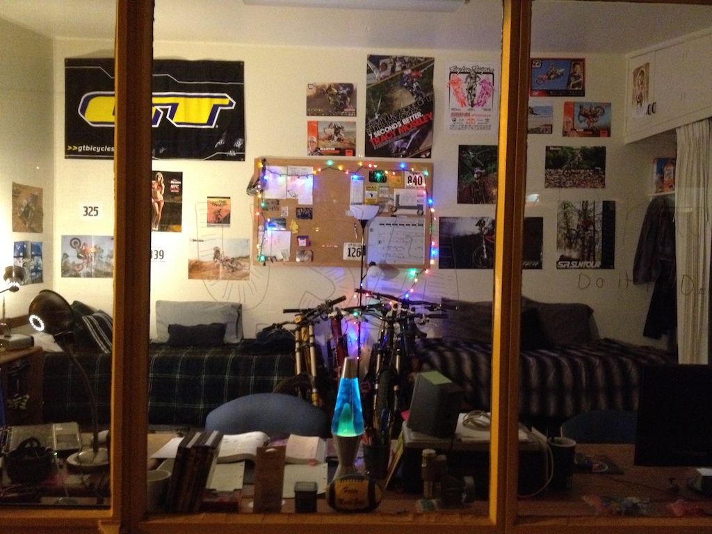 Dorm Life 2.0 // 4 bikes, posters galore, Christmas lights, lava lamp // USA &amp; do it for deegan