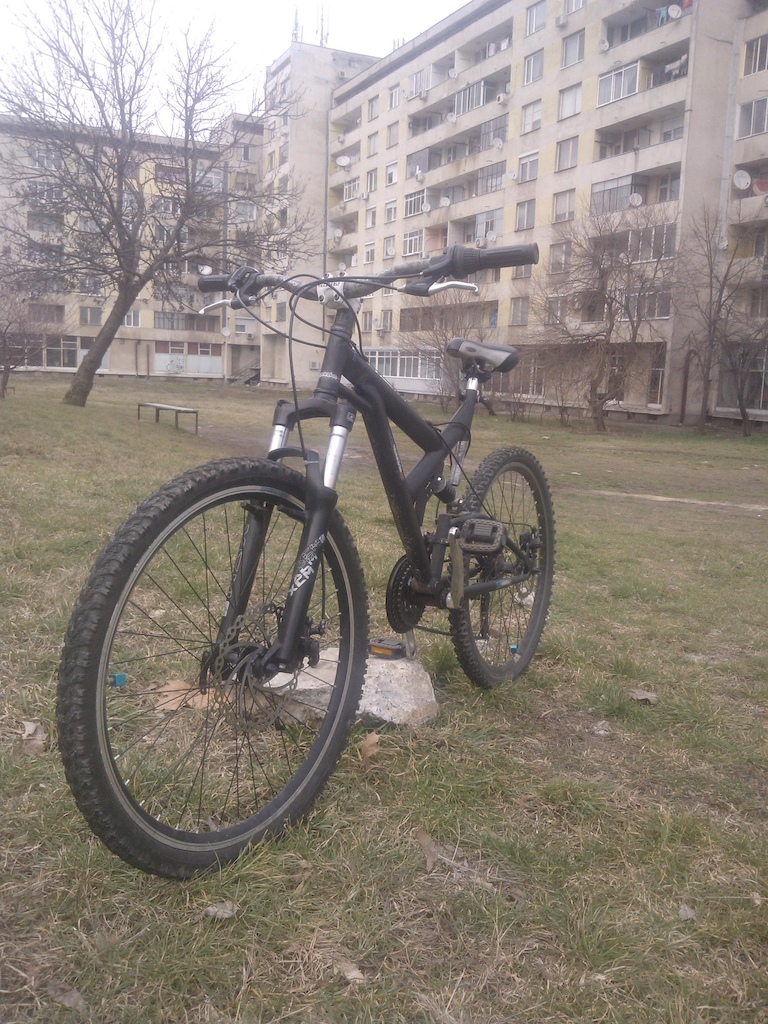 This is my cross nomad! Can't wait to get some money for a new hardtail frame! This doest the job for now.. :)