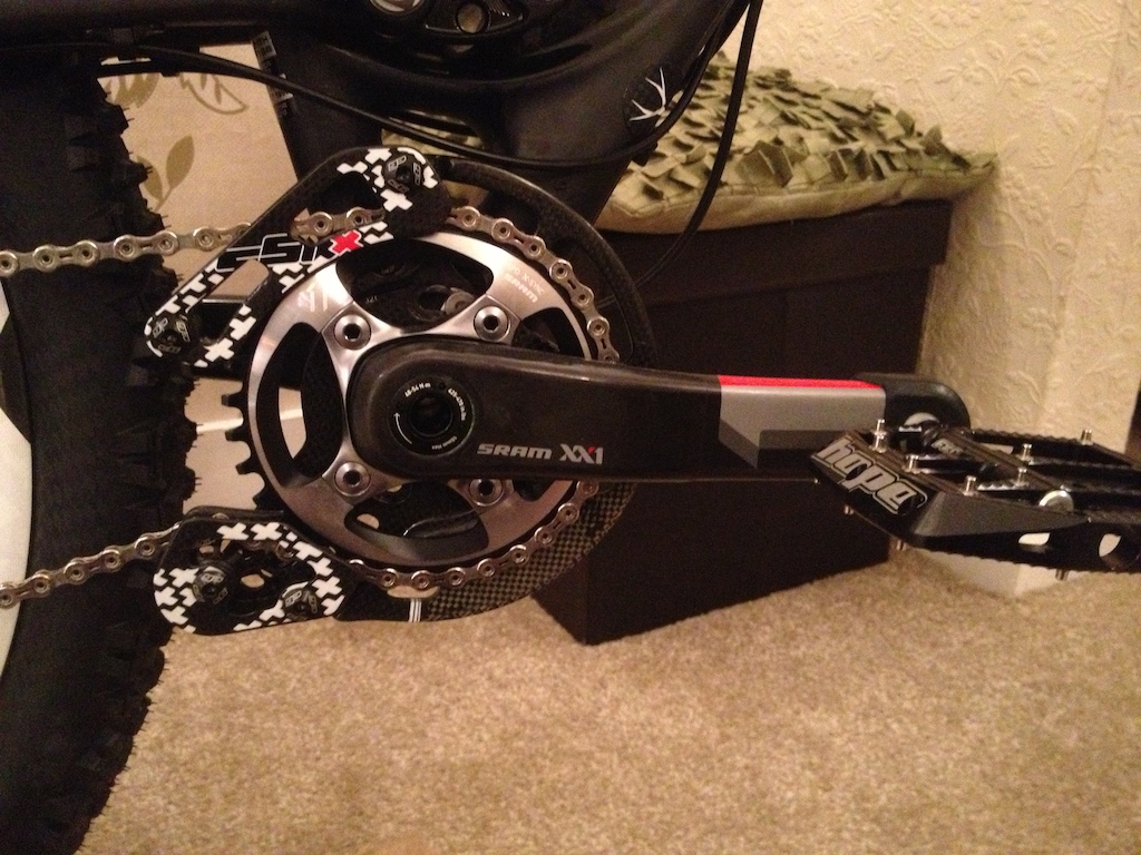 SRAM XX1 crank with SIXXC 150g carbon kevlar chain device.