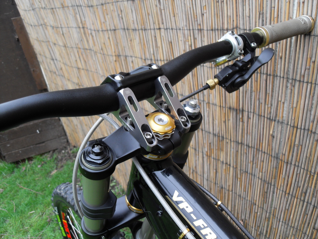 Answer Stem,
Saint Shifter,
Hope Tech Levers,
Titanium bolts in them all