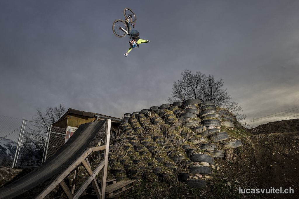 Session dirt, Steffisburg (Thoune) 

frontflip tuck no hander on my specialized bike  and chromag parts, and alpine star protections ! 



Photo : Lucas Vuitel