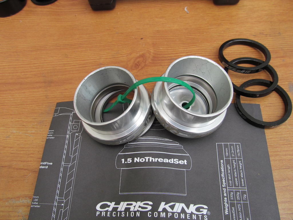 Chris King 1.5 NoThreadSet Silver.
Excellent condition, and minimal use.
Some minor marks on the inner edges from removal.