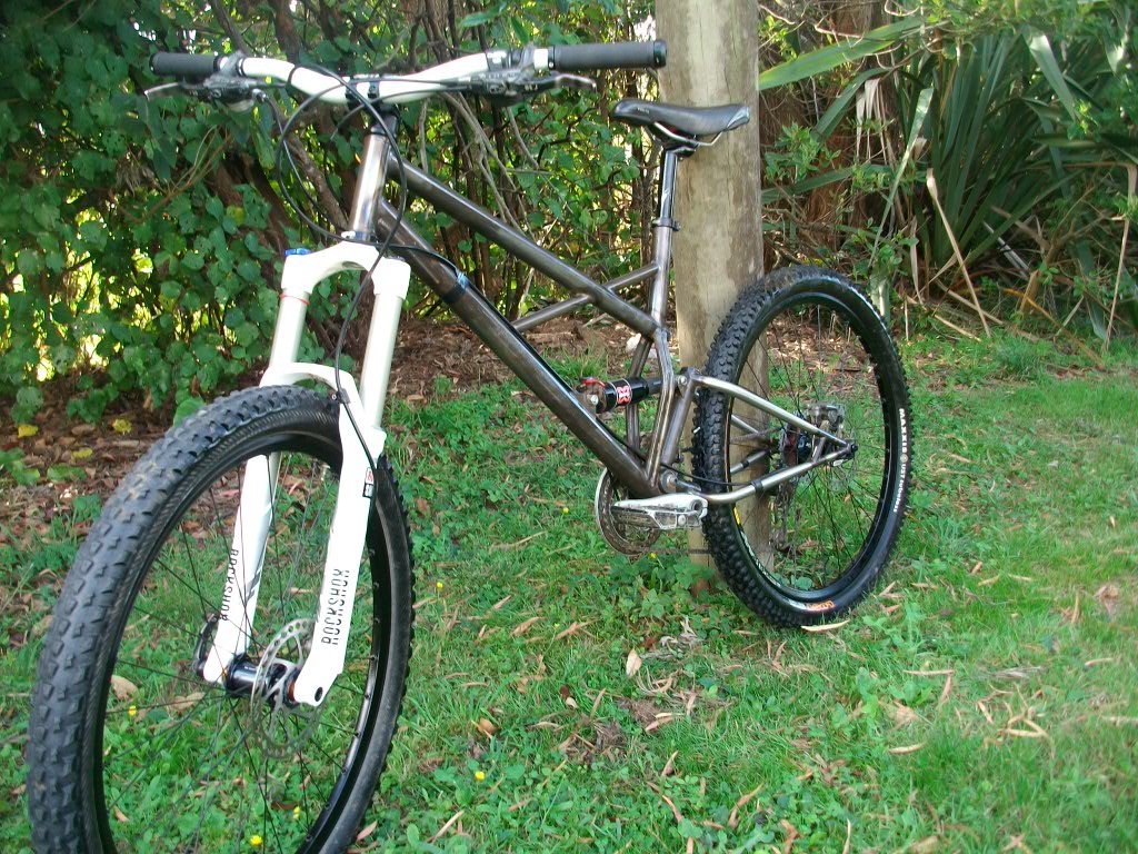 Just finished the prototype 6" trail frame.
been for a few quick ride and so far working sweet.
frame weight with out a shock should be just under 6 1/2 lbs, will get a final weight when all the little bits are welded on and panited