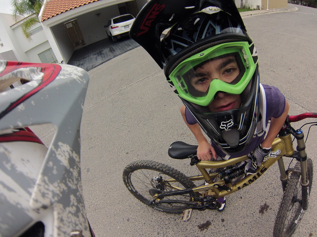 Pretty much my first ride with Osgood Schlatters, which doesn´t seem to cause pain when riding, what a better place than my old neighborhood at Monterrey !