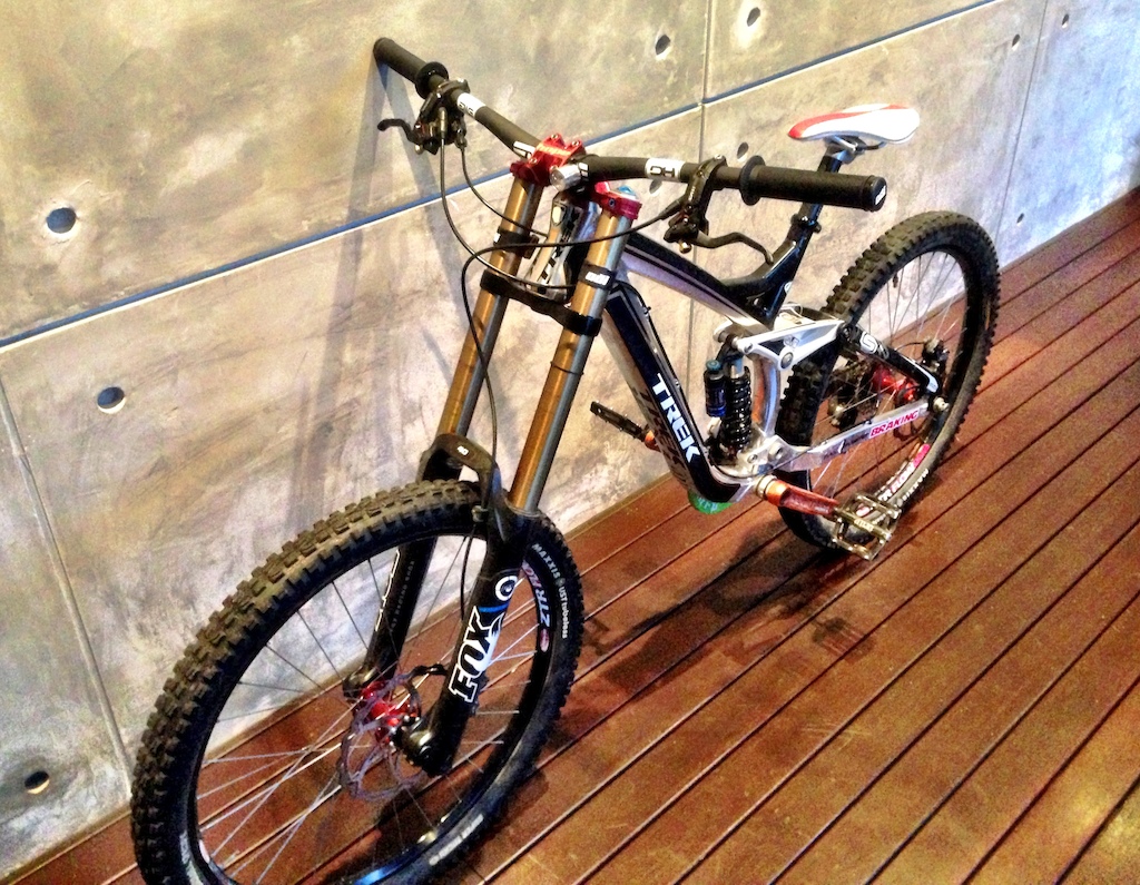 2009 Trek Session 88
Fox 40
ENVE DH Bars
Hope Pro 2 Evo laced to ZTR flow