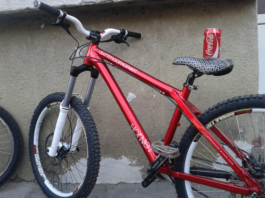 Dartmoor Hornet 16" ,Rockshox Domain 318 180mm , Singletrack , Avid juicy 3 , Truvativ Hussefelt, Holzfeller , Specialized Lo pro 2 , Novatec , Sram X5  + Coca Cola :))