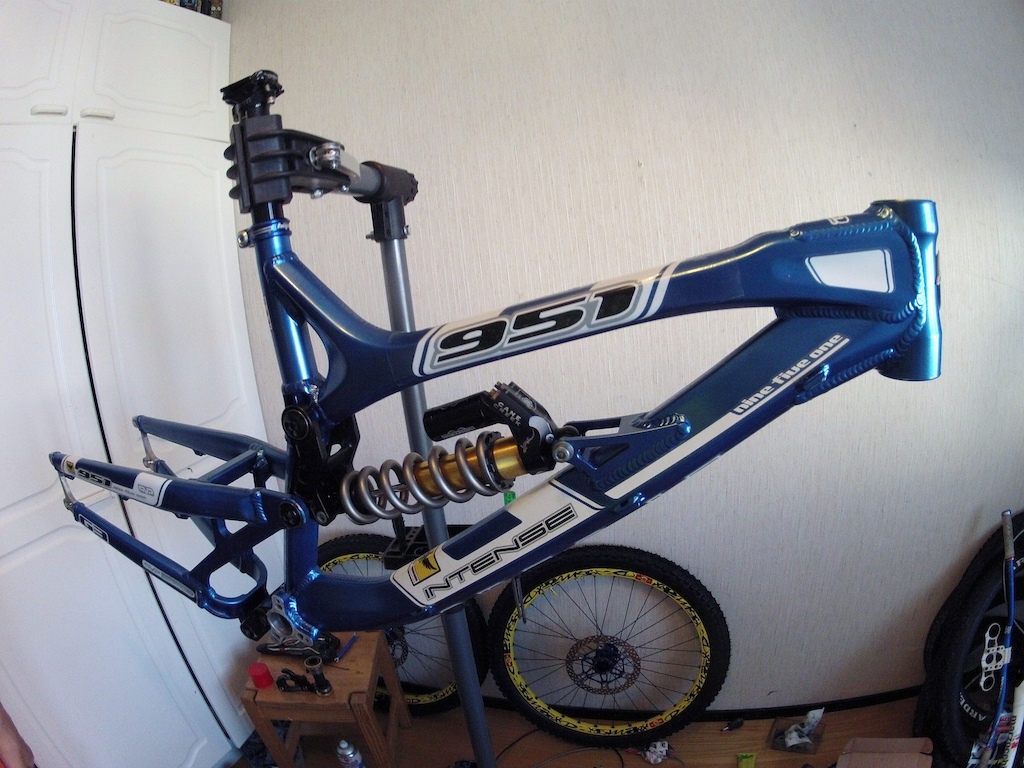 snow has melted so much that the local skipark had closed, had nothing to do, so i just resprayed my dh frame, installed new bearings and did full service.