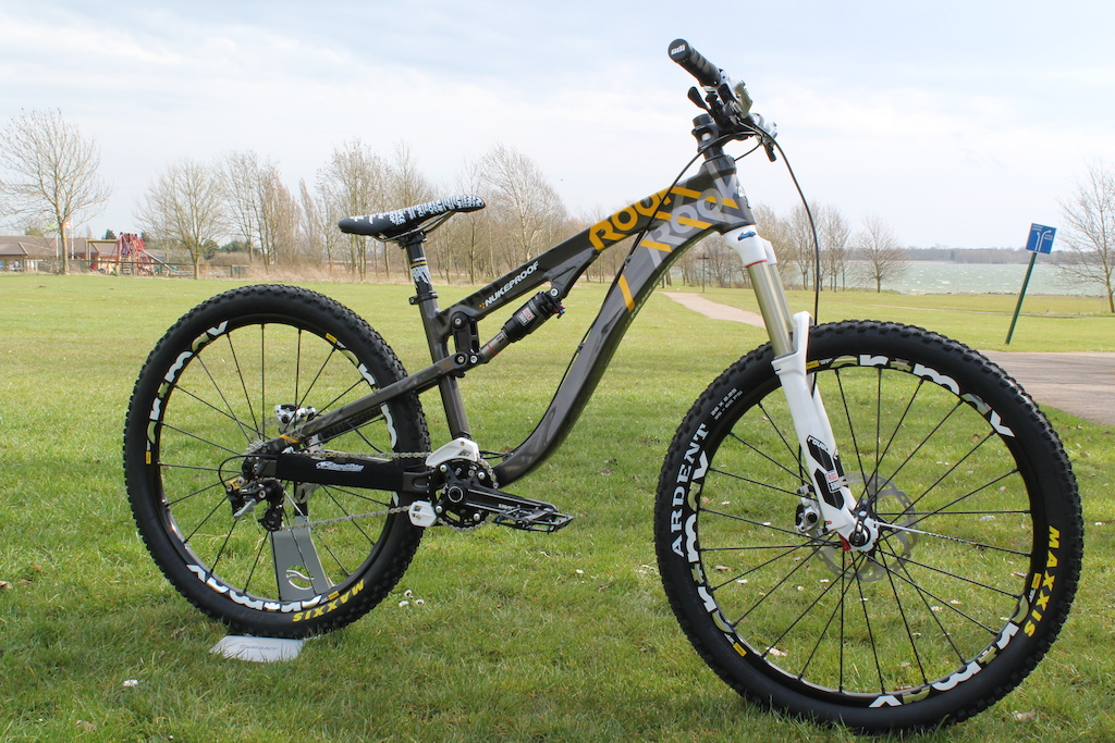 finished full build of the nukeproof rook :D
revelation forks, crossmax st wheels, shimano saint/slx/ultegra gearing, shimano xt brakes, nukeproof finishing kit, maxxis ardent tyres, raceface turbine chainset/E*13 chain device