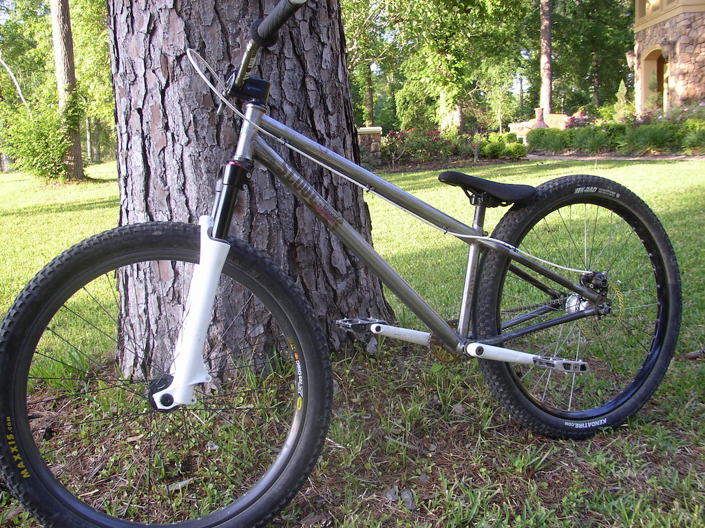 New Stout dirt whip- super long reach length thanks to a steeper 74 SA. Low -25mm BB height + super short 14.6" CS (sitting at 14.9 with this big tire)
