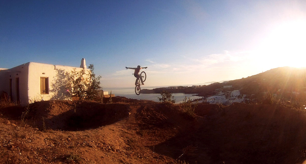 Its realy hot in Paradise on April. 1st Day riding after loads of digging shirtless and on my Dartmoor Shine. Yeahhhh . Thnx to Votsalaki Resort, 2DKsports, SRSUNTOUR, POC, Battery energy drink.