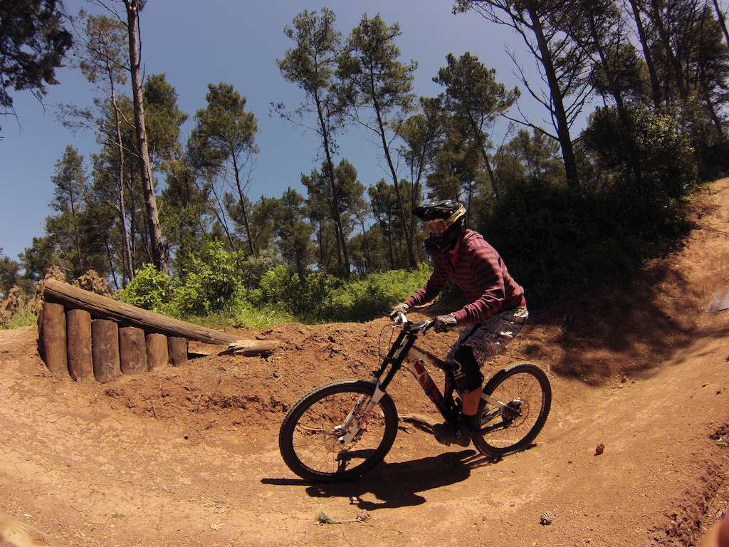 Freeride nos trilhos do parque do Jamor em Portugal.
Um obrigado ao pessoal do "Jamor Ilegal Crew", em especial ao Bergs pela construção e manutenção dos trilhos.

Freeride in the Jamor's trails in Portugal.
Thanks for the guys from the "Jamor Ilegal Crew", in special to Bergs for the construction and maintenance of the trails.

https://www.facebook.com/JamorIlegalCrew
