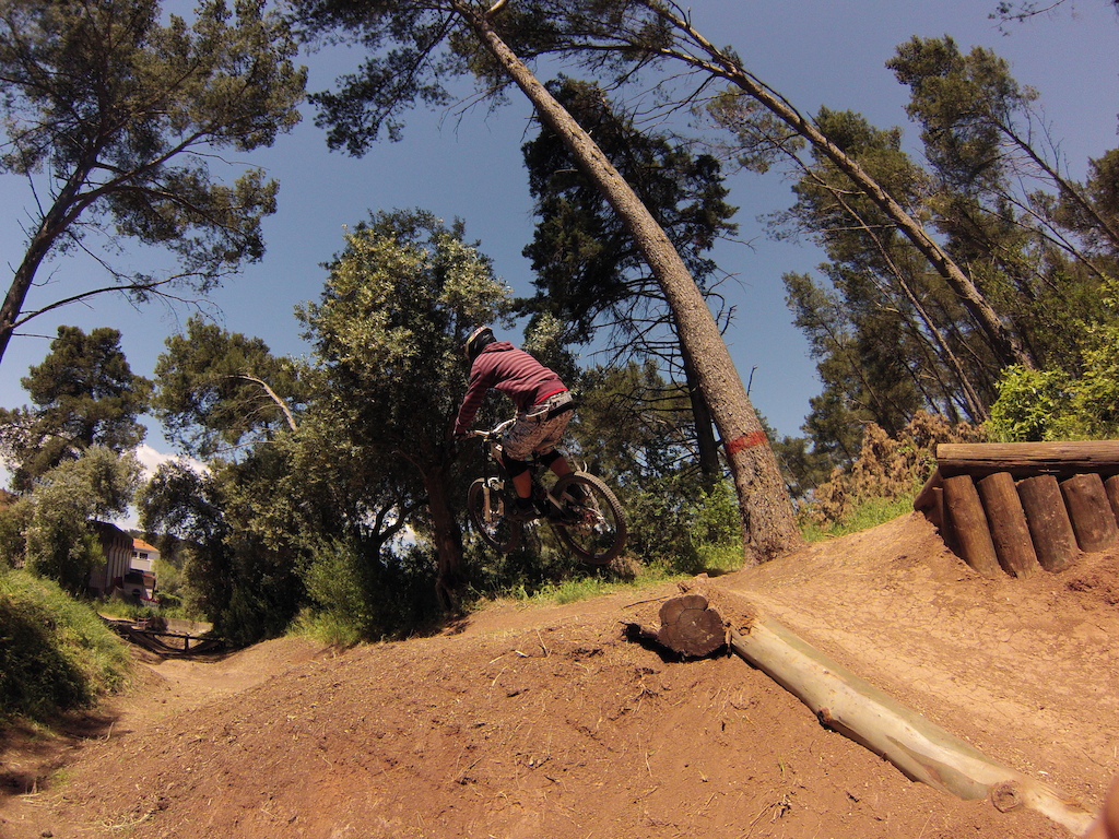 Freeride nos trilhos do parque do Jamor em Portugal.
Um obrigado ao pessoal do "Jamor Ilegal Crew", em especial ao Bergs pela construção e manutenção dos trilhos.

Freeride in the Jamor's trails in Portugal.
Thanks for the guys from the "Jamor Ilegal Crew", in special to Bergs for the construction and maintenance of the trails.

https://www.facebook.com/JamorIlegalCrew