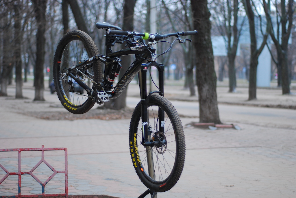 Frame: Trek Scratch Air
Headset: FSA 1,5 - 1,1/8 
Rear Shock: Rock Shox Vivid Air BlackBox 2013 and Manitou Evolver ISX-6 
Fork: Rock Shox Lyrik rlr+ air 2013 190mm 
Rims: Mavic 721 
Hubs: Hope Pro 
Handlbar: Bontrager Big Eart 
Cranks: Shimano XTR 
Bottom: Shimano Saint 
Chain Guides: Dartmoor Blade 
Brakes:Formula The One 
Rotors: Avid XX 160mm 
Shifter\Derailleur: Sram x9 C
asset: Shimano Tiagra 25-11 
Chain: Sram 991 
Pedals: Xpedo 
Weight: 13.5kg