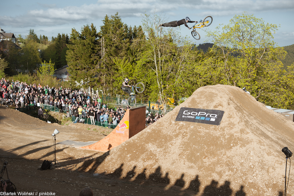Sam Dueck know well how to fly high with his bike! Look at this incredible tailwhip can!