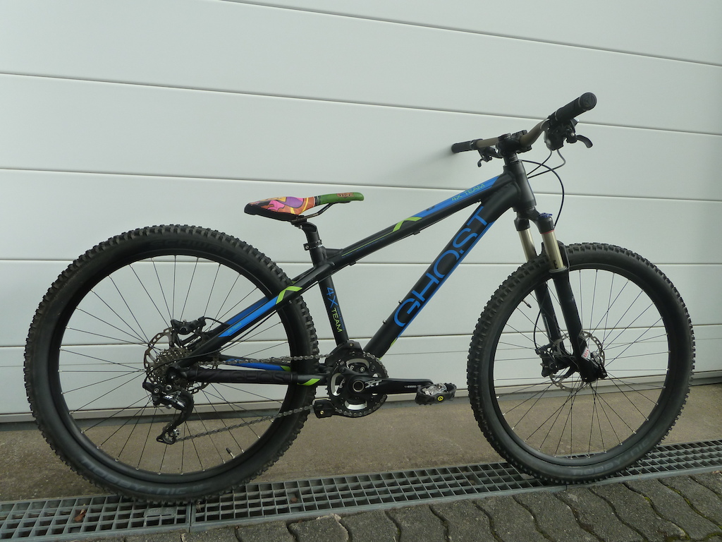 Frame:Ghost 4x Team Fork:RS Reba RL Dual Air Schaltgruppe: Shimano XT Brakes: Shimano XT 180 Shifter:Shimano XT 10speed Gearing:Shimano XT 10speed Cranks:Shimano XT 38 t Handlebar: Renthal Fatbar (780/20mm) Stem: Truvativ Holzfeller Tires: Schwalbe Nobby Nic EVO 2.25 Chainguide: e thirteen LG1 Rims: Alex SX 44 Hubs: Shimano XT Seat: 66sick Seat post: Ghost Seat Clamp:Carbocage Cassette: Shimano 105 Chain: Shimano Head Set: Ritchey Tapered Grips:Ghost Pedals:Shimano SP Aheadcap: Carbocage Weight:11,6 kg
