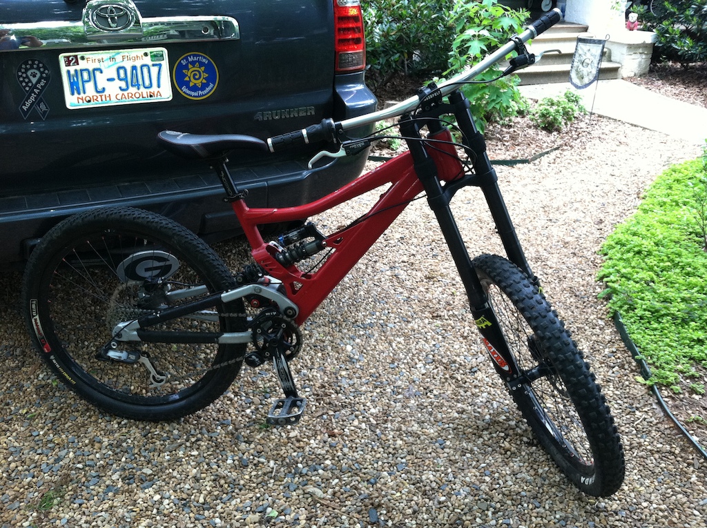 First upgrade to the Makulu - Swapped the Holzfeller bars for some GravityLight 777 flat bars.