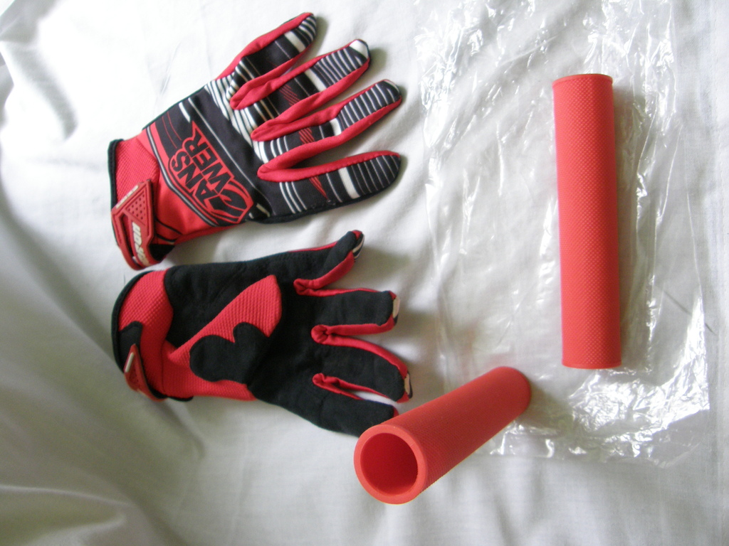 new gloves are soft and lying amazingly well,especially in the set with the new grip :-)