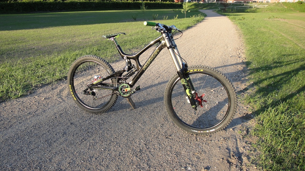 New paint on the rims! Santa Cruz V10 Carbon with FOX, Sram x.0, Formula R0, ENVE, HOPE, SDG, Straitline, ODI...............