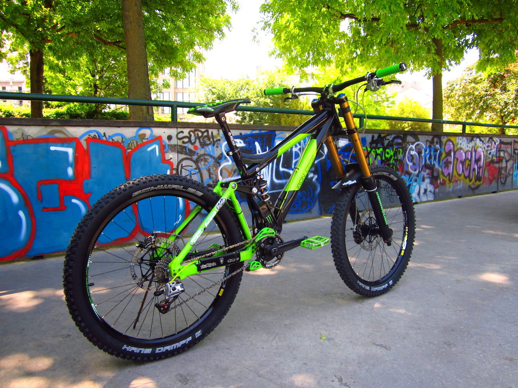 FOR SALE 
Frame	Iron Horse	Sunday	Team 2009 Full Hope/SDG/Sram 
Rear Shock	Fox Racing Shox	DHX RC4 Factory Kashima Dsp Ti Spring 300x3.0/K9 Bearings
Fork	Fox 40 Rc2 Kashima With Ti Spring  and k9 Bearings	
Headset	Hope Pick'n mix	
Handlebar	Race Face	Atlas Stealth Edition	
Stem	Twenty6	F1	
Grips	 SDG ODI	
Brakes	Hope Mono 6 Ti
Brake Levers	Hope	V2	
Shifters	SRAM	X.9 Trigger	
Rear Derailleur	SRAM	X9	
Cranks	Race Face	Atlas Stealth Edition	
Chainrings Hope 36T	
Bottom Bracket	Race Face	Team DH X-Type Bottom Bracket	
Cassette Shimano 11-25
Front Rim	Mavic Ex 721	
Rear Rim	Mavic EX 721	
Spokes	DT Swiss	Champion Spokes	
Front Tire	Schwalbe	Hans Dampf Dual 
Rear Tire	Schwalbe	Hans Dampf Dual
Saddle	SDG	I-FLY I-Beam Saddle	
Seatpost	SDG	I-Beam