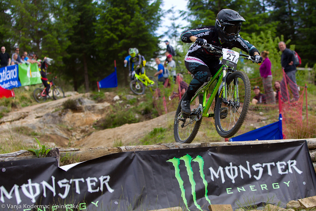 The two time world champion Caroline Buchanan is back on the big wheels for this weekend, racing both DH and 4X.