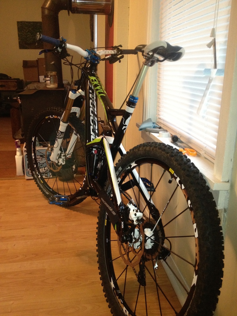 Mods: Truvative 730 bars, Straitline 50mm stem, Xt Shadow Plus rear mech, Straitline Amp Pedals , KS Dropper, Mavic Crossmax ST. THE Industries bmx grips (-Just prefer shorter bmx style grips)