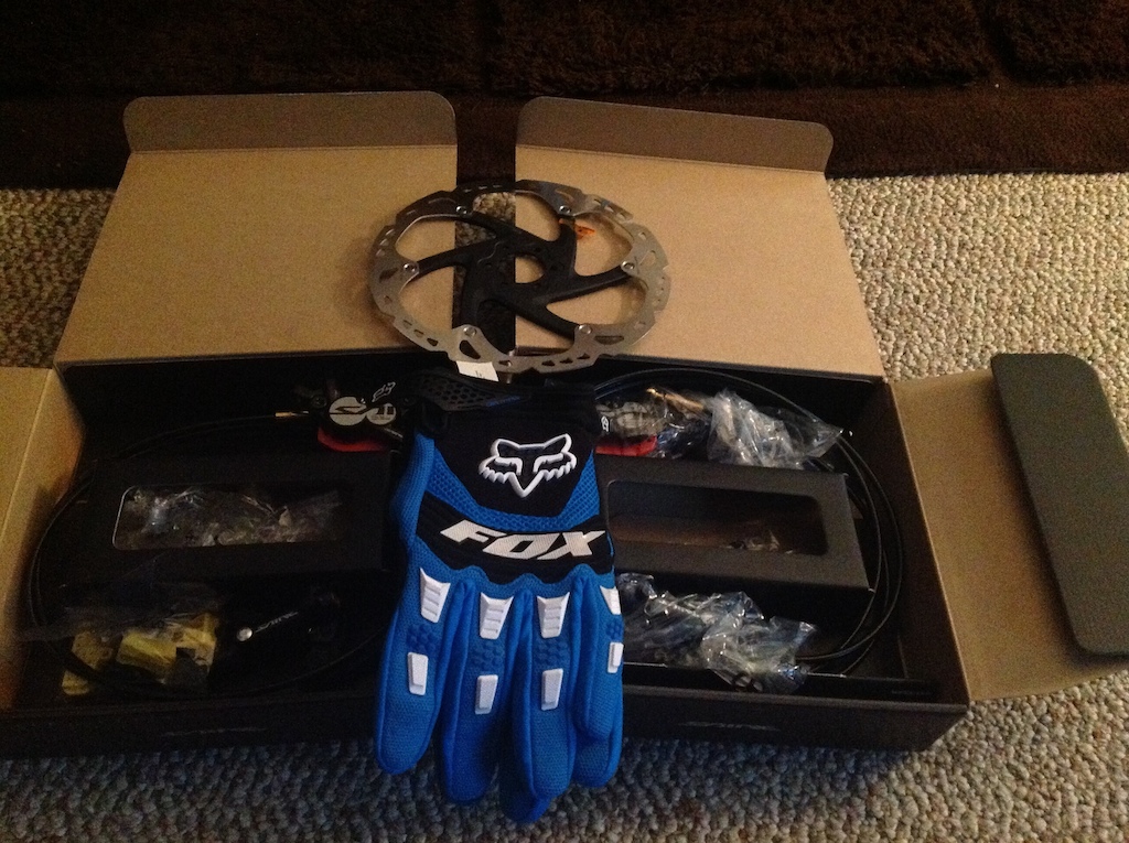Some new kit for the v10c super stoked on the new brakes! And nothing better than some fresh gloves. Thank you oak bay bikes Nanaimo!