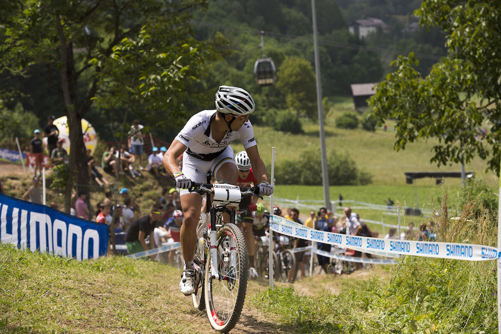 Nino Schurter led out the Elite Men's race with Julien Absalon and Jaroslav Kulhavy as his most likely threats. Top of the first climb and Schurter was looking to see who was gunning for him; Absalon was caught in traffic, but Kulhavy was a mere 3 seconds down.