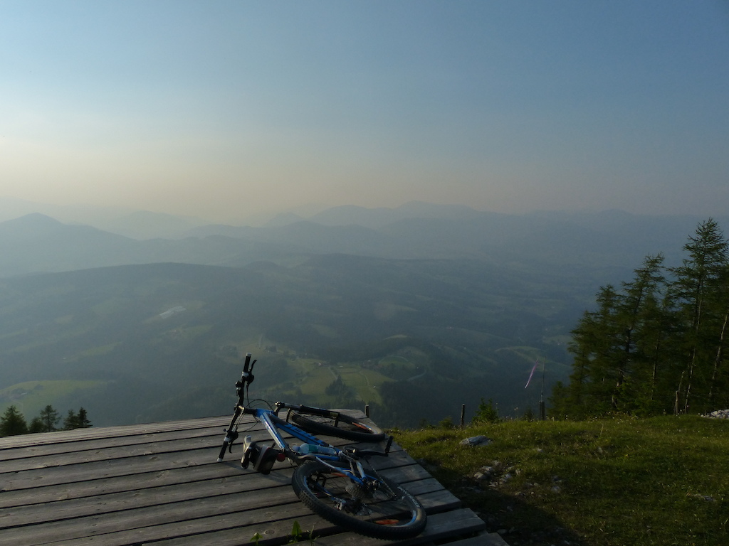 It had been a while that I dreamed to go to the Schöckl from Graz after a working day. Today I decided that I wanted to try and I rode the 25 km and 1100 elevation between Graz and the top of the mountain. After some efforts and pain I finaly get this wonderful view of the Semriach bassin, with the Rote Wand, Röthelstein and Hochlantsch in the background!