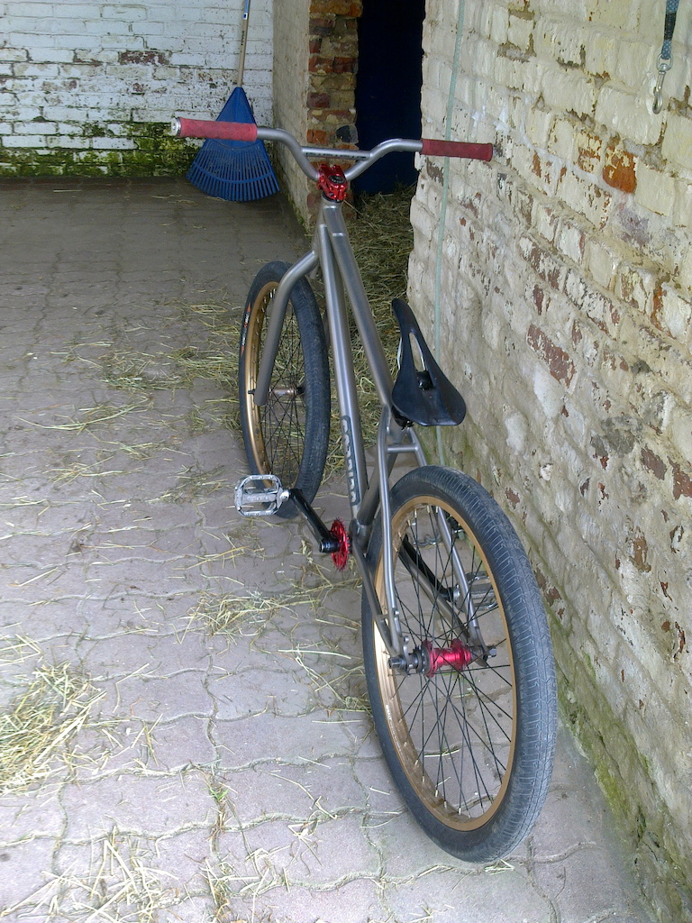 Frame : Candida Meno Titane • Fork : Candida Titane • Handlebar : Candida Proto titane • Head set : Salt • wheels : Salt brakeless • Tyres : KHE ma2 24" • Grip : Shadow • Rear hub : Shadow • Front hub : Salt • Stem : EFBmx • sprocket : EFBmx • seat tube : Black market • seat clamp : GT • Saddle : Velo • Complet bike : 7,2Kg