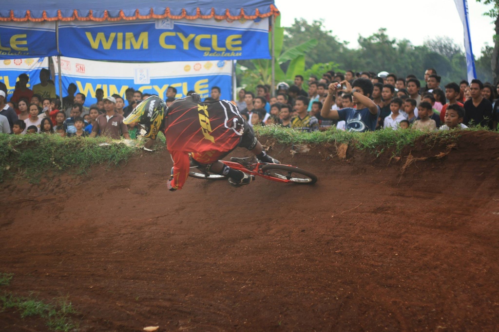 also DH rider, 1st leading poin in men junior, Indonesian national DH championship.