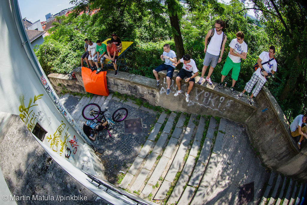 Racing in a true privateer fashion was Gergö Palla, a young Hungarian ripper on an Ironhorse Sunday with a beater build. Launching the stairs a bit too far to flat sent him tumbling down. Luckily, he got up, and so did his bike after some TLC from the mechanics.