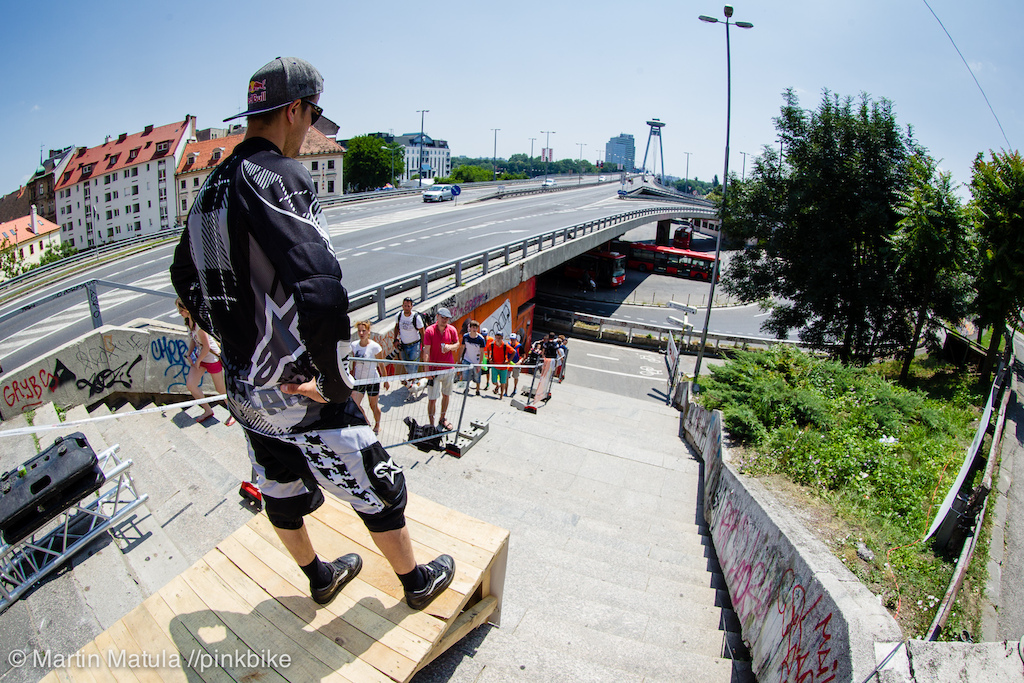 Matti only brought his enduro bike – the bike he dons lycra on regularly, as he pointed out over a grin. He didn’t feel 100% confident on the smaller bike and as a result, double-checked the most difficult obstacles. Matti played it safe on this lip sending the riders into a massive triple set of stairs by taking an inside line. But then again, so did almost half of the start field.