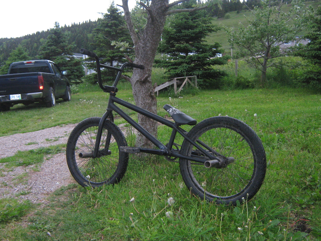 frame:blackeye killorado v3
fork:fit(stock)
bar:fly luna 8"x27.5"
stem:cult mindcontrol
headset:kink
bb:stolen
cranks:wtp royal 175mm
sprocket:macneil lite 28t
pedals:eclat surge
post:macneil stump
seat:animal cush
f wheel:haro 48h
r wheel:fit sealed hub,lacasa spokes,black sheep rim
chain:kmc
hub guard:animal pyn
pegs:4 random,sometimes 2
tires:duo stunner 2.2
grips:animal edwin
bar ends:odsy par end
some stuff is ghetto rigged up but fuck it right?