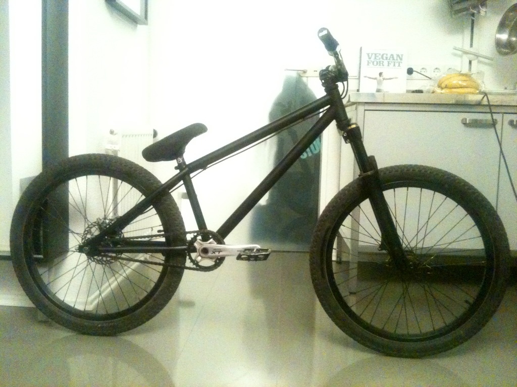 Suburban 24
Xt cranks + HTII BB
Wellgo MG1
Shadow interock v2 black halflink
Elixir 7 brake
Alienation pivotal post + fat seat
DJ3 
Syntace Superforce 45mm 
Funn Full on 730mm
Odi grips, soft - blue
On this pic with revell wheels (revell hubs, spokes and rims)
Table tops 24, xx light tubes, e13 - 32t sprocket
Soon with octane solar 31 rims - raw! Kartell front hub, Hope pro2 evo trials rear hub and dt swiss champion spokes.

Still waiting for my hope pro evo2 trials...:-/