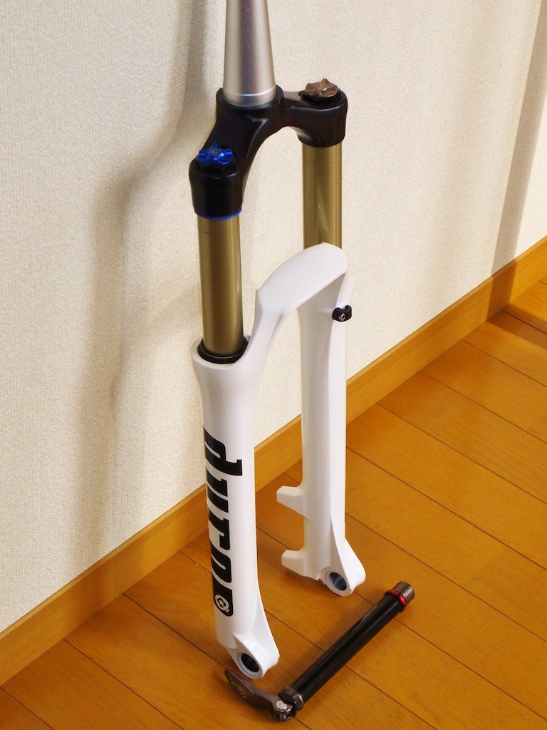 Hybrid fork of Duro,DuroLux and Epicon.
20mm axle,Ari spring,Tapered column.
Set to 140mm travel,at quo.