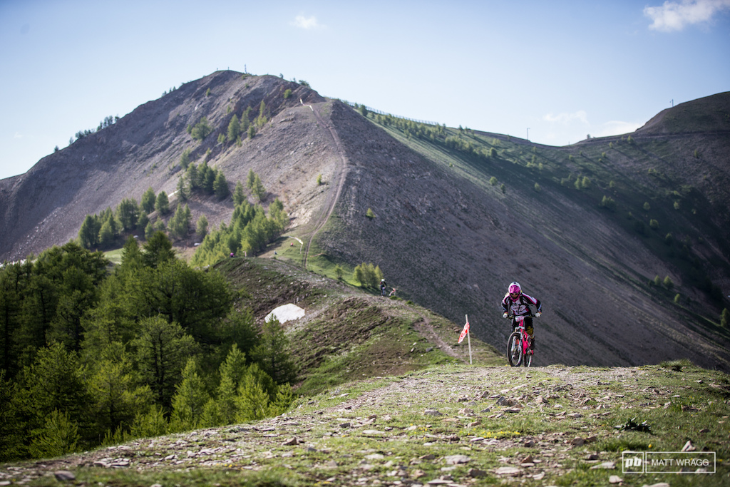 Hannah Barnes tackles that first climb.